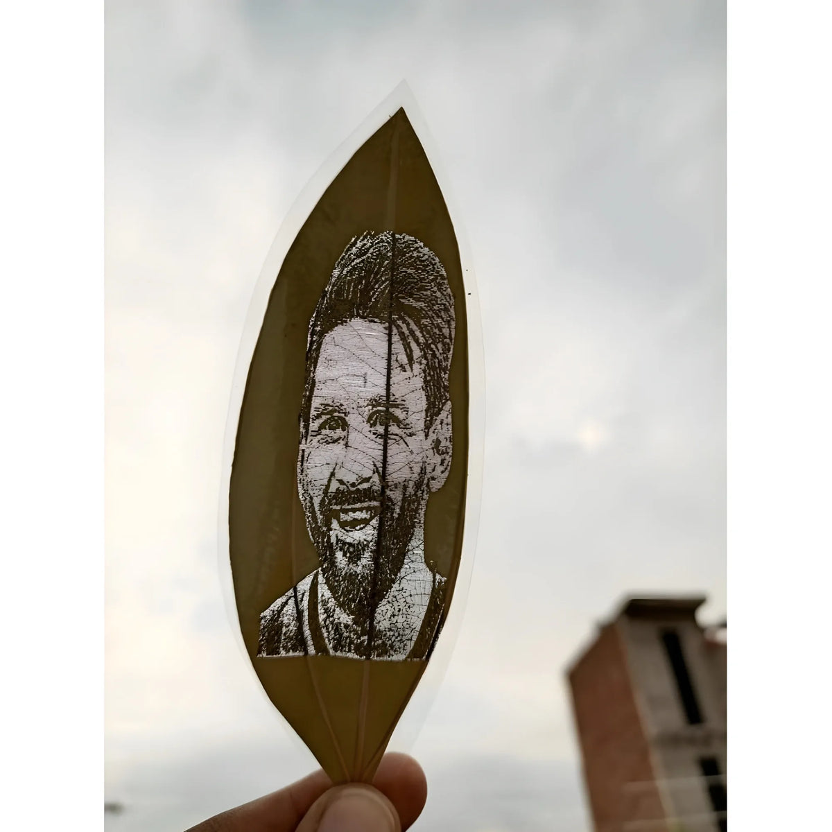 Custom Portrait Leaf Picture – Personalized Engraved Artwork on Natural Leaf